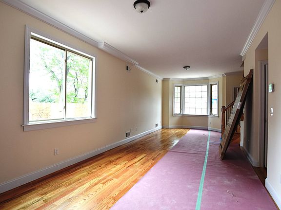 4th image of 18 Bamberger Ln