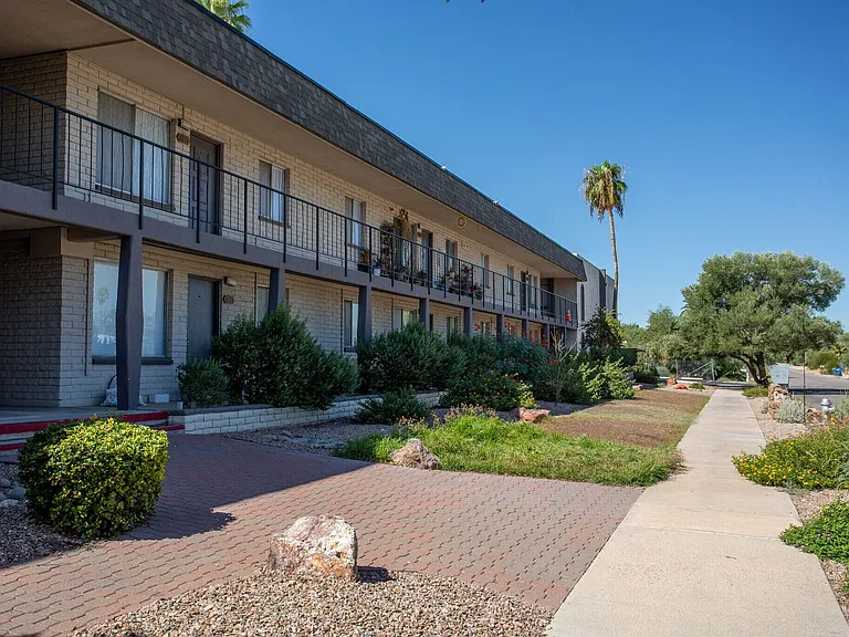 Waters Edge Apartments — Photo 14