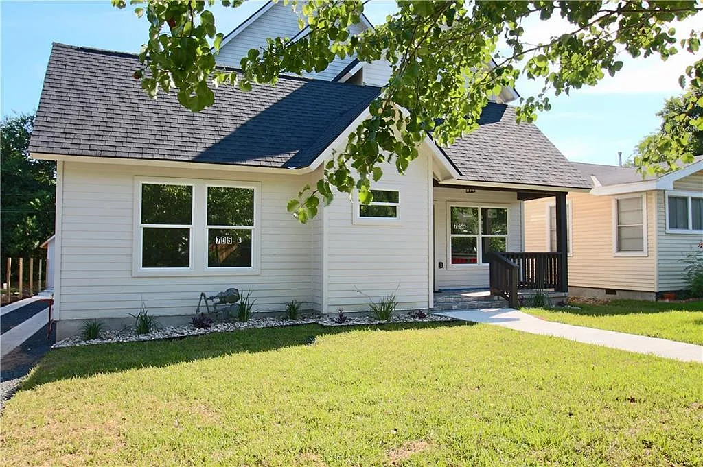 705 Harris Ave — Photo 3