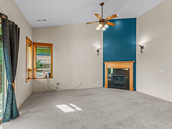 Living room w gas fireplace and vaulted ceilings