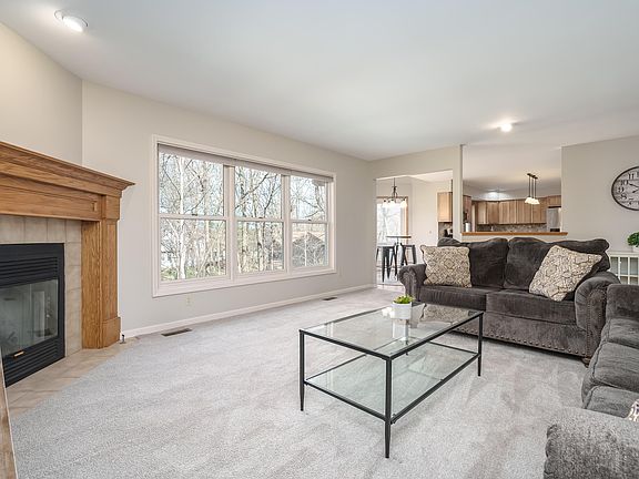 5th image of 195 Golden Pond Cir