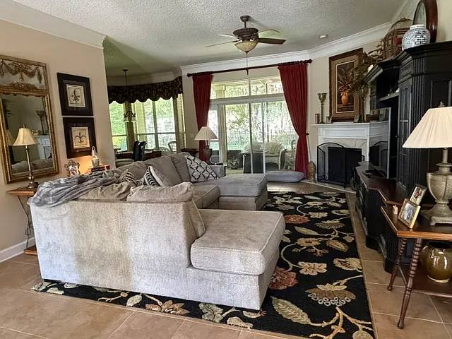 4 bed, 2283 sqft, $3,900 — Photo 3