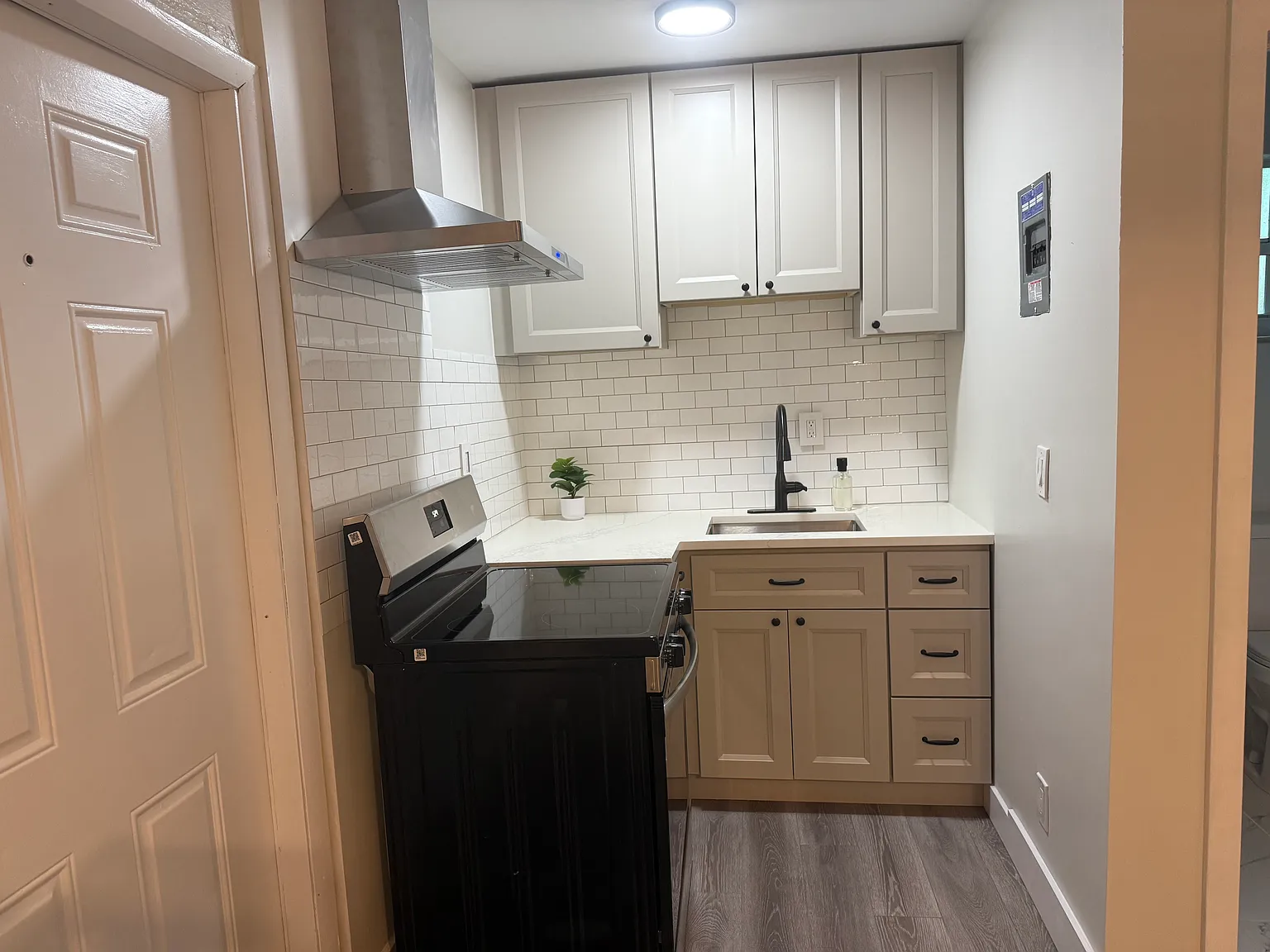 Studio, $1,000 — Photo 2