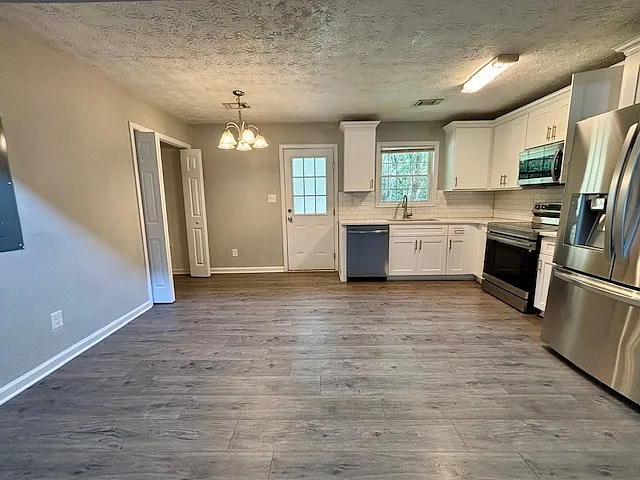 2 bed, $1,300 — Photo 3