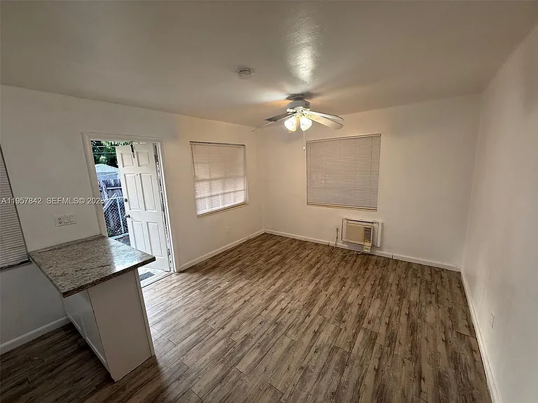 34 SW 5th St #2 — Photo 9