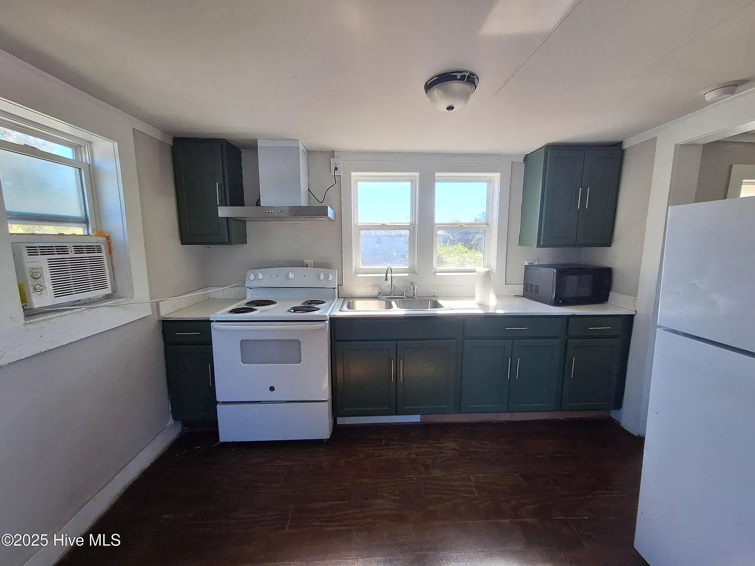 2 bed, 1.0 bath, $1,200 — Photo 4