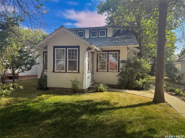 512 1st Street W, Shaunavon, SK S0N 2M0