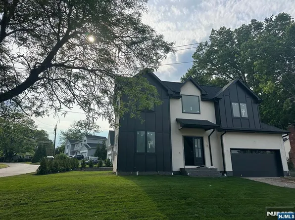 70 Carleton Ter, Cresskill, NJ 07626