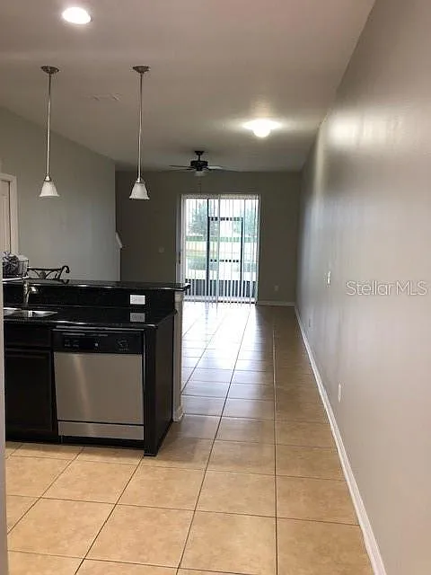 3 bed, 2.5 bath, 1290 sqft, $2,100 — Photo 3