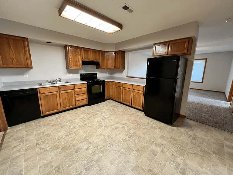 409 W Zeller St — Photo 2