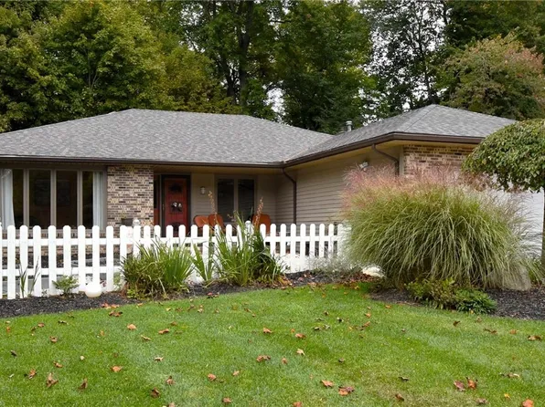 12100 Lyndway Dr, Valley View, OH 44125