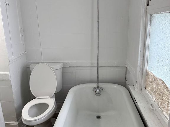 4th image of 3010 E 123rd St
