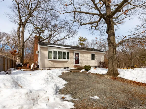 47 Ridgedale Avenue, Farmingville, NY 11738