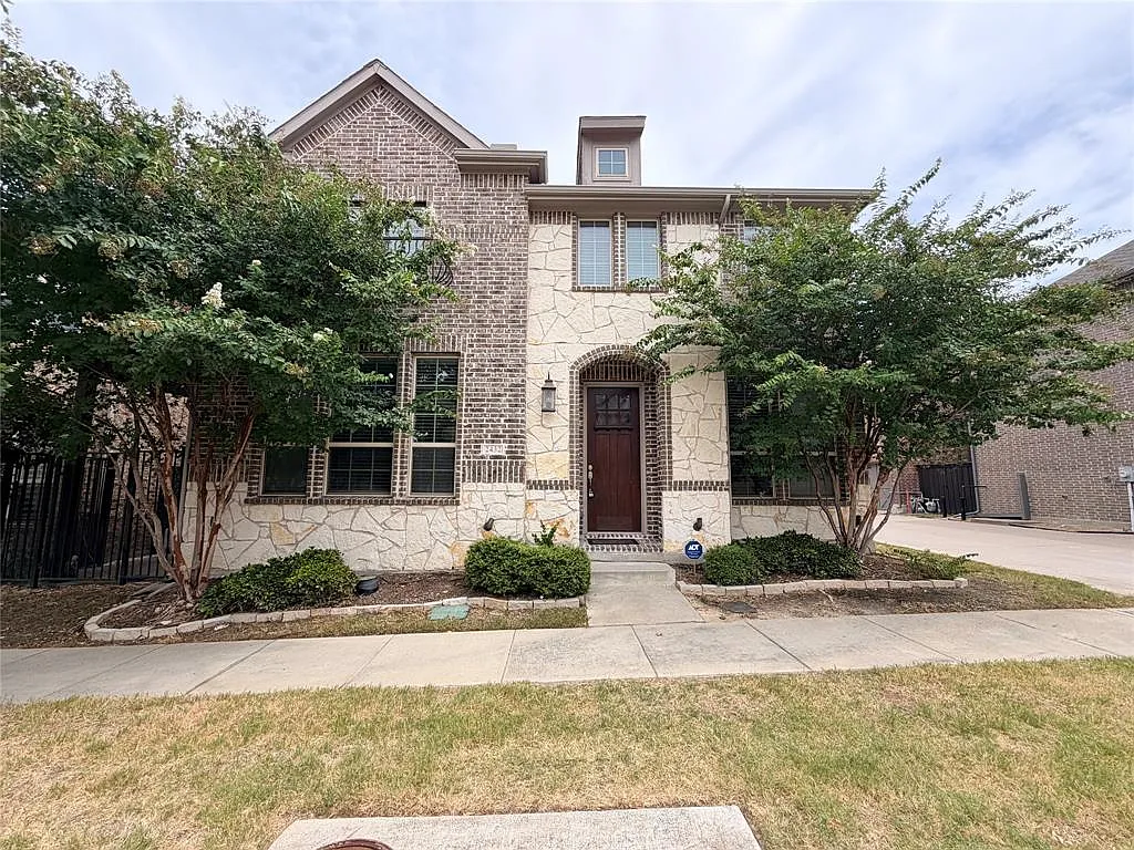 3 bed, 2.5 bath, 2471 sqft, $3,300 — Photo 1