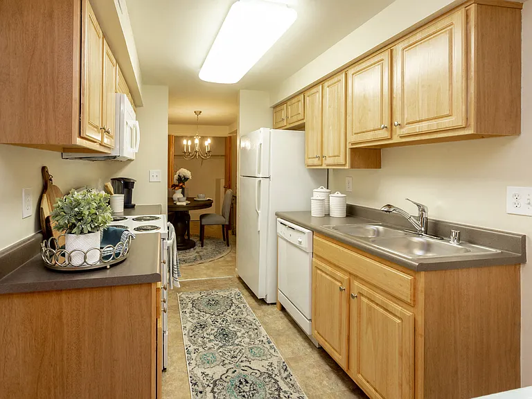 Spring Hill Apartments & Townhomes — Photo 6
