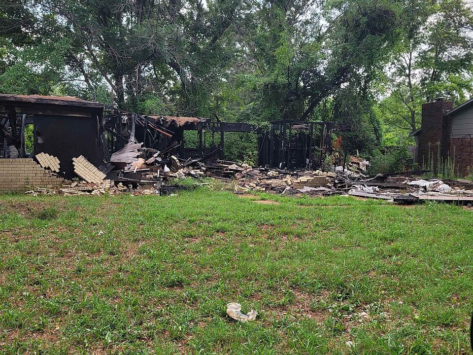 1st image of 913 Village Dr