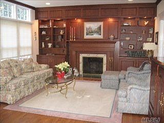 2nd image of 23 Wood Hollow Ln