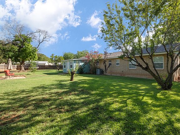 4th image of 211 Broadmoor Dr