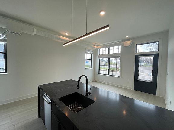 3rd image of 1240 Oak St #5