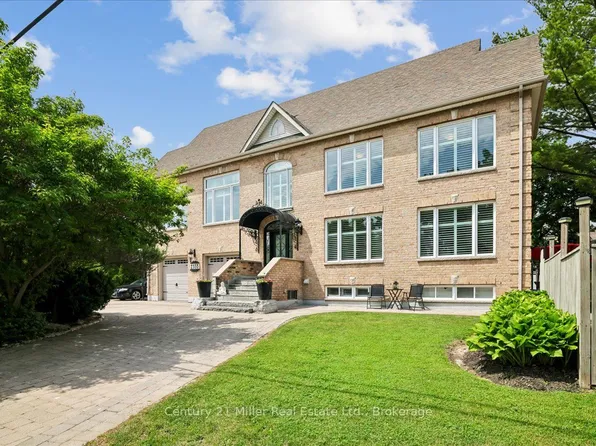 2355 Old Carriage Rd, Mississauga, ON L5C 1Y6