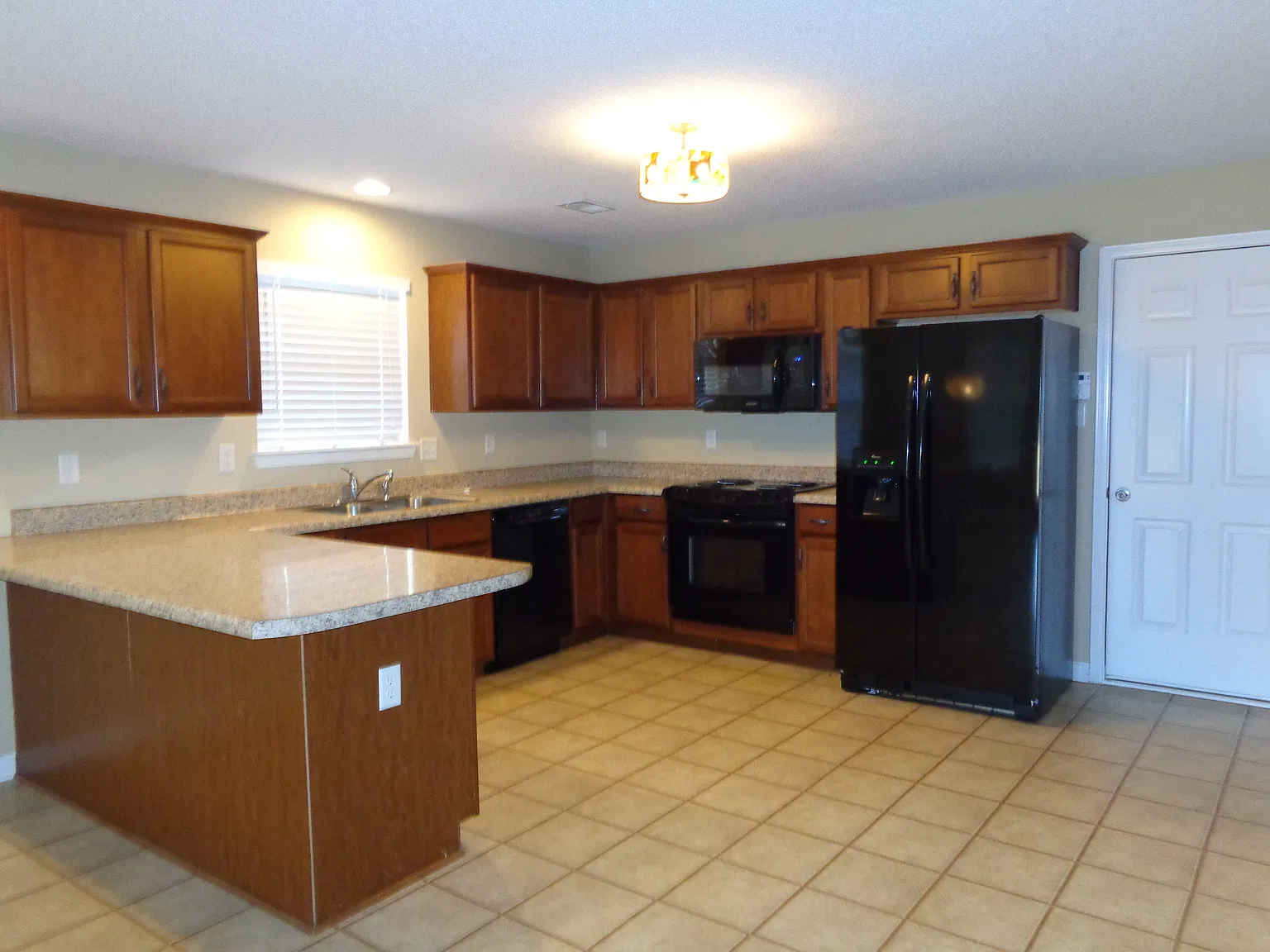 4 bed, 2.5 bath, 2516 sqft, $2,545 — Photo 3