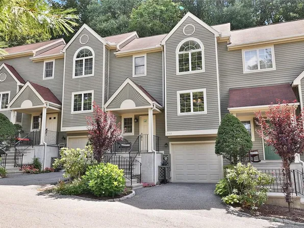 703 Kensington Way, Mount Kisco, NY 10549