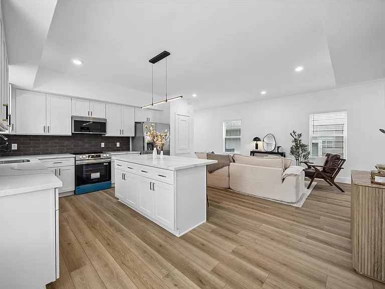 801 E 32nd 1/2 St #A — Photo 14