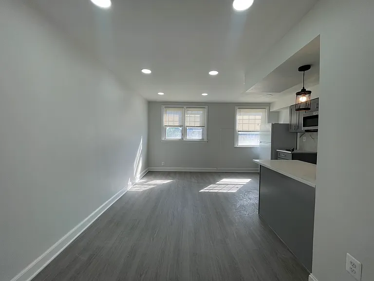 1950 Devereaux Ave — Photo 2