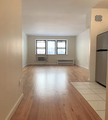 Rented by Manhattan Realty Group | media 22