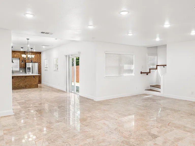 739 Snowden Dr — Photo 2