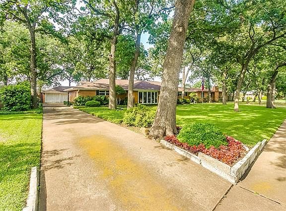 3rd image of 218 W Holland Dr