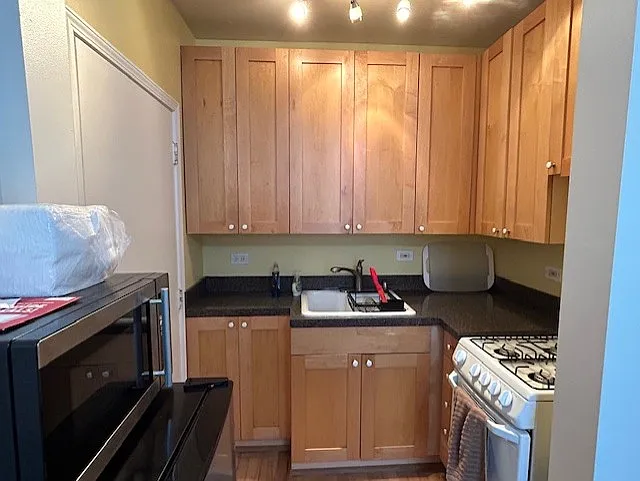 4240 N Clarendon Ave #213N — Photo 4