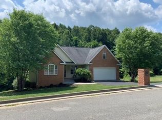26 Oxenford Rd, Bluefield, WV 24701