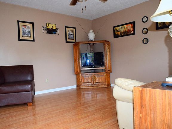 4th image of 440 Sandalwood Dr
