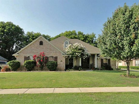 2nd image of 1819 Castlewood Dr