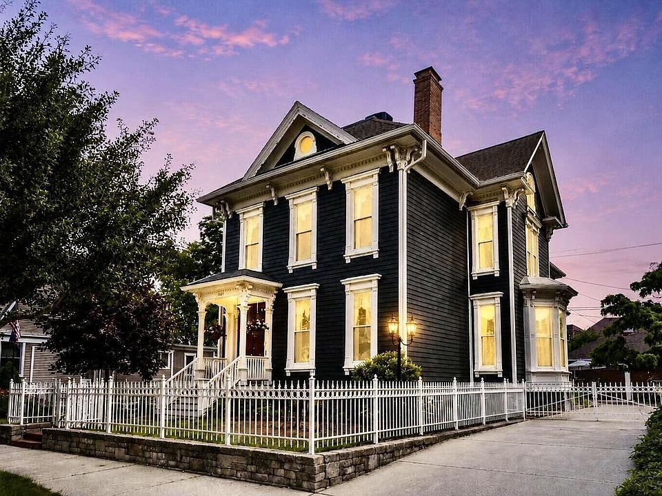 1st image of 1037 College AVENUE