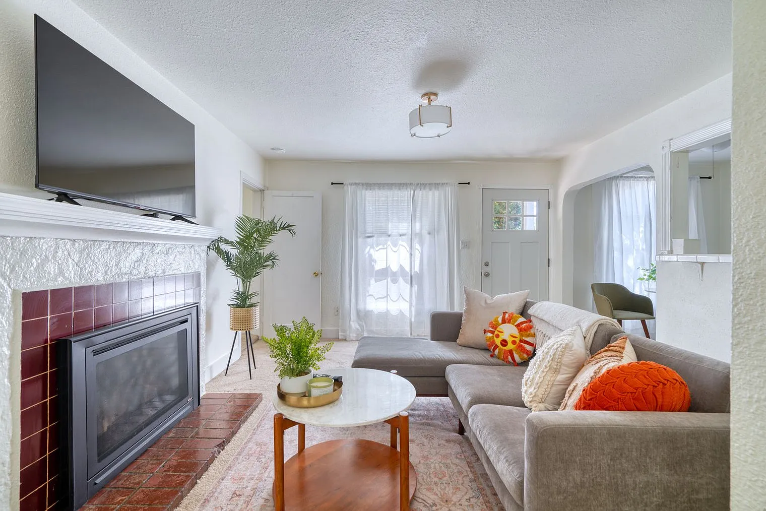 1 bed, 1.0 bath, 645 sqft, $2,402 — Photo 1