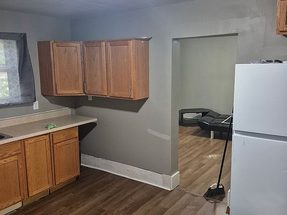 4th image of 407 W Wabash St #1