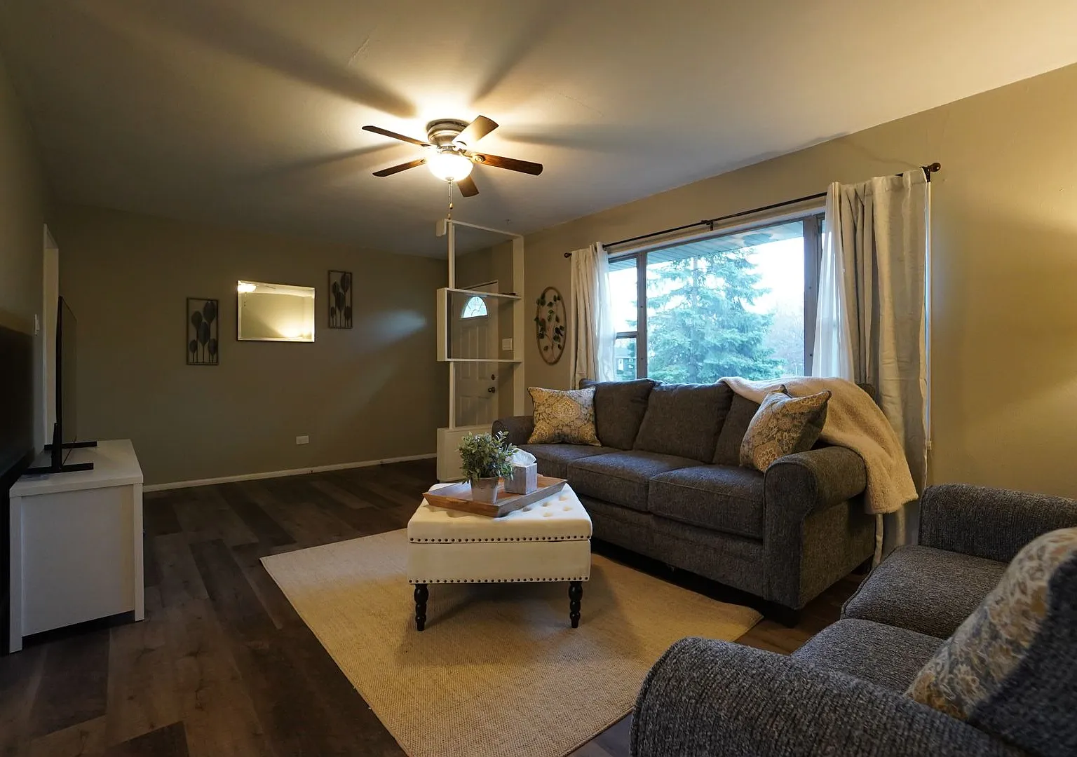 4 Bedroom 2 Bathroom Fully Furnished Home With Fenced In Backyard And 2 Car Garage — Photo 3