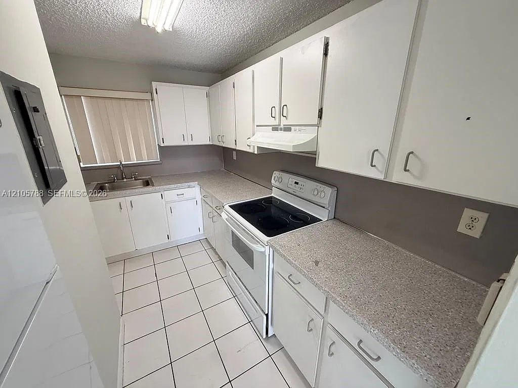 Valencia Towers Condo — Photo 2