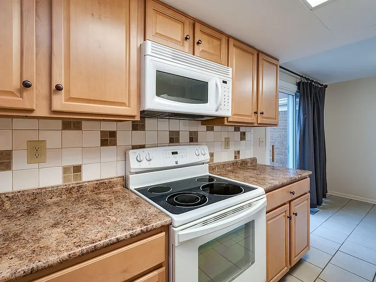 1123 Charleston Ct — Photo 15