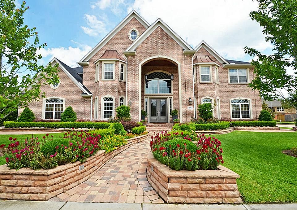 Welcome to 19 Tayside Track- one of the most unique homes in Sienna Plantation!The curb appeal is un