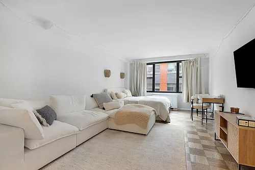 7 E 14th St #1004 Photo 1