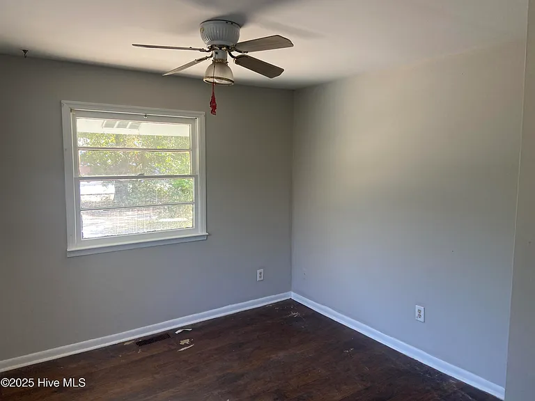 106 Hawthorne Dr — Photo 6