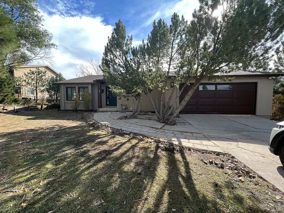 front of house with auto garage door
