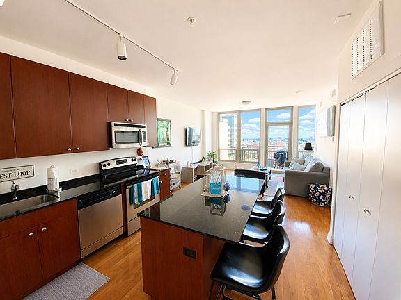 4th image of 565 W Quincy St Unit 1715