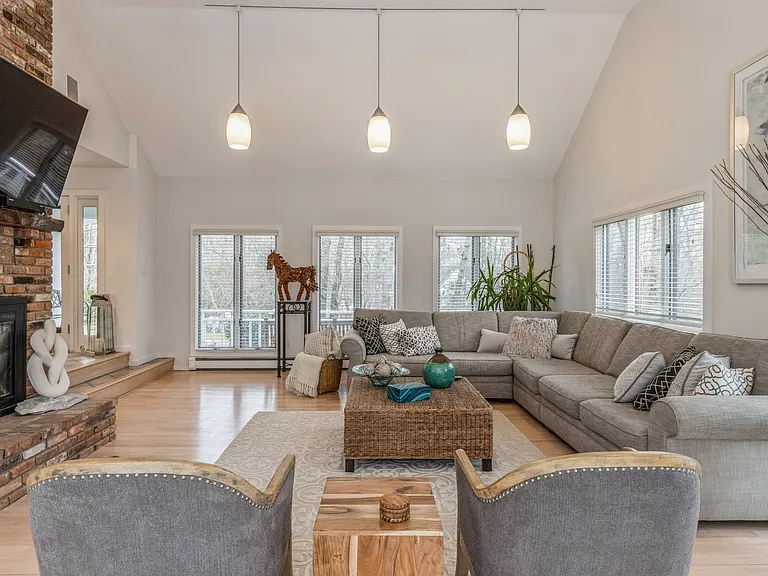 34 Rolling Hill Ct W — Photo 4