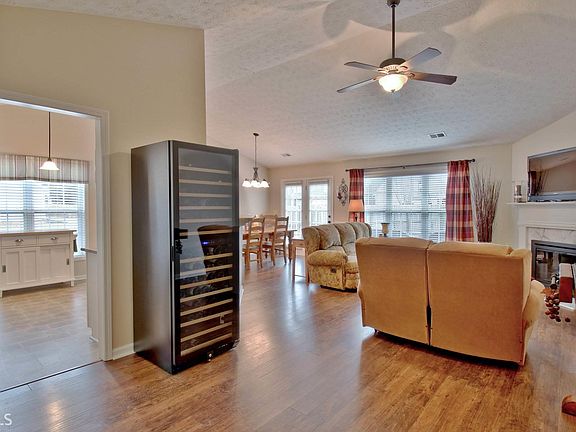 4th image of 15 Alessie Park Ln