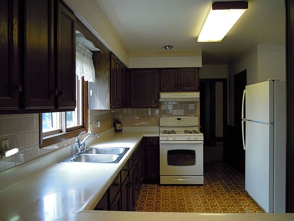 2nd image of 90 Lawson Ave W