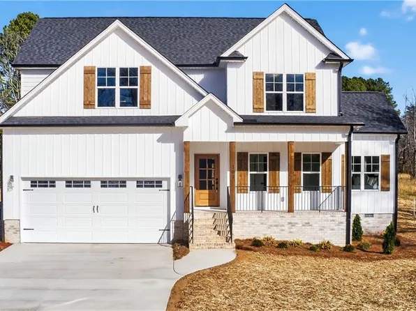 303 Country Club Dr, Stoneville, NC 27048